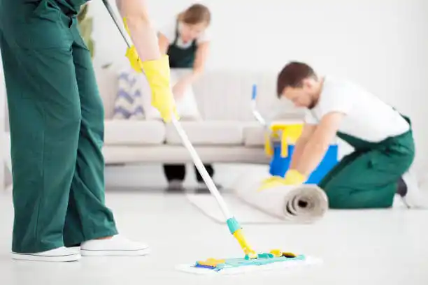 Een ervaren schoonmaakbedrijf voert professioneel bedrijfsschoonmaak uit